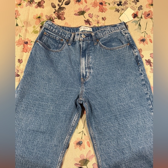 Abercrombie & Fitch The Loose High Rise Jean - Picture 6 of 9